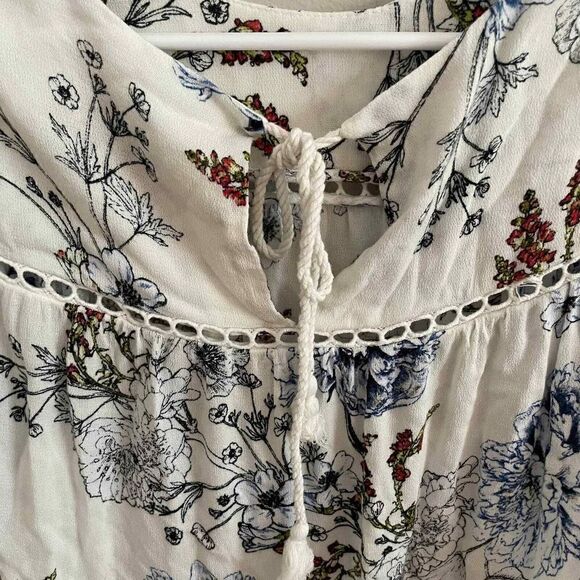 Maeve Anthropologie White Crochet Floral Blouse Top Size Extra Small 100% Rayon - Picture 8 of 10